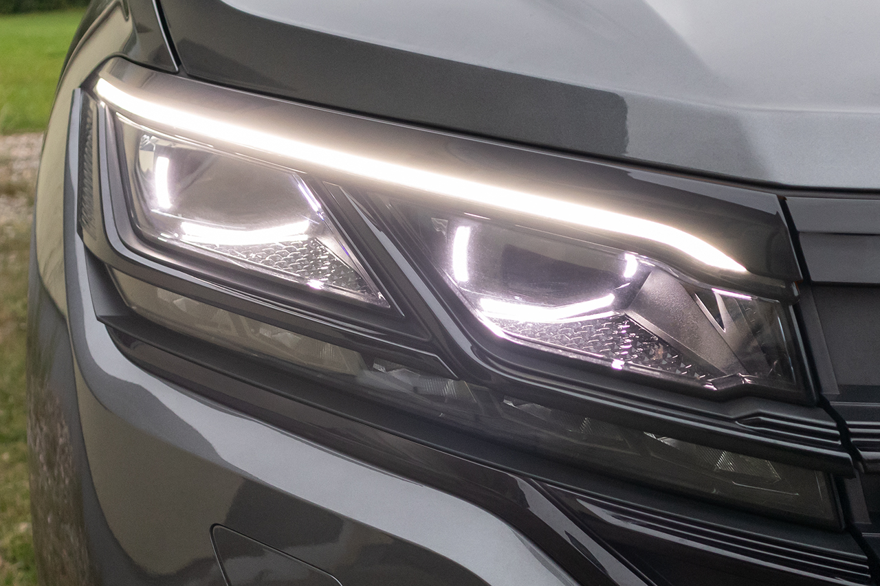 LED Matrix Headlights LED DRL and dynamic turn signal for VW Touareg CR