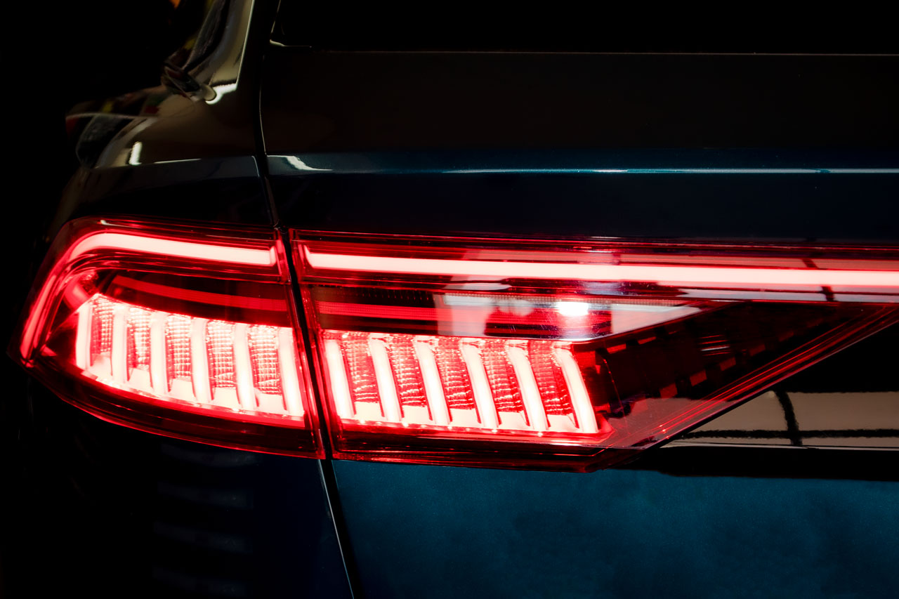 Complete set of LED rear lights with dynamic light staging for Audi Q8 4M