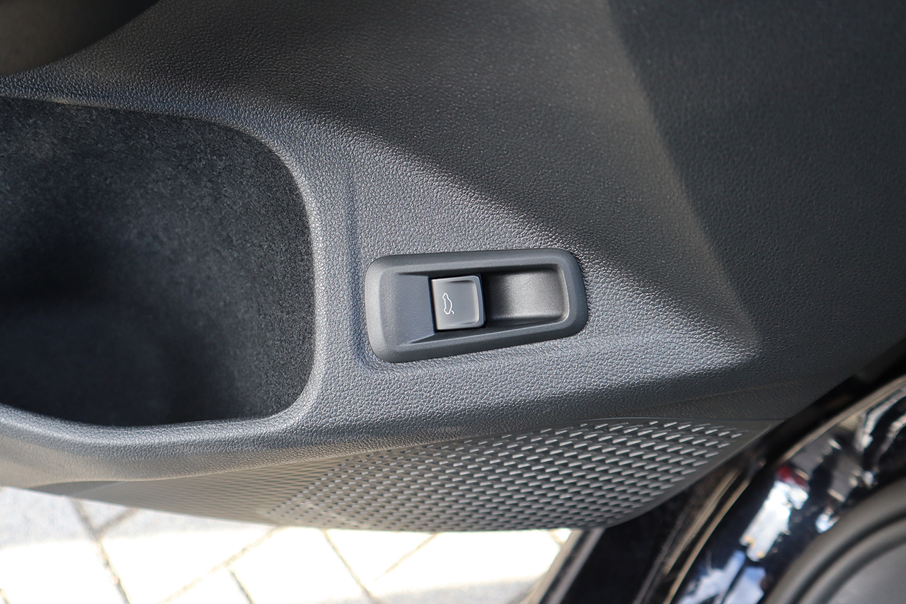 Taster elektrische Heckklappe Fahrertür für VW Golf 8 CG5 Variant